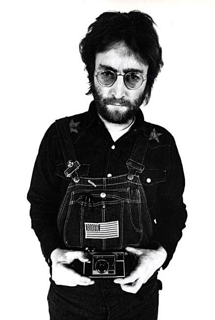 Энни Лейбовиц (Annie Leibovitz). Современное искусство. Ранние работы. Джон Леннон, John Lennon with Instamatic, 1970
