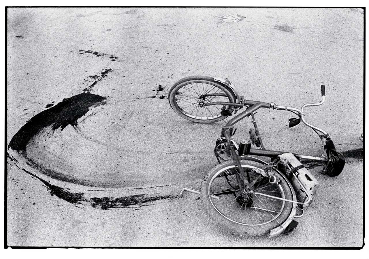 Энни Лейбовиц (Annie Leibovitz). Современное искусство. Велосипед мальчика, убитого снайпером. Босния, 1993