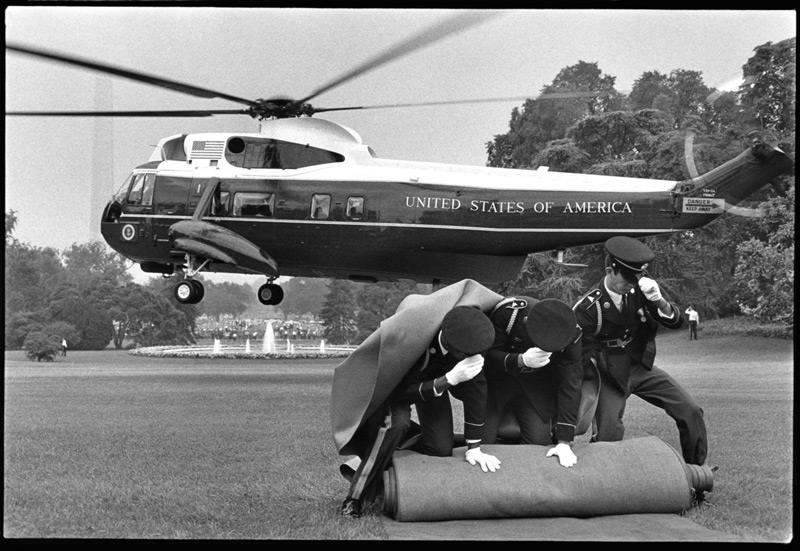 Энни Лейбовиц (Annie Leibovitz). Современное искусство. Ранние работы. Вертолет Никсона, покидающий белый дом, 1972