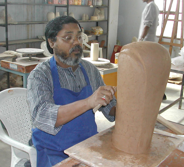 Скульптор Бимал Кунд за работой. Бимал Кунд (Bimal Kundu) - современный индийский художник, скульптор. Современное искусство Индии. Современная скульптура