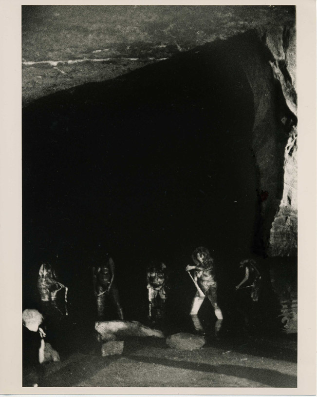 Interior Scroll - The Cave, 1993. Кароли Шниманн (Carolee Schneemann) - современная американская художница. Искусство США. Феминистское искусство, арт-феминизм