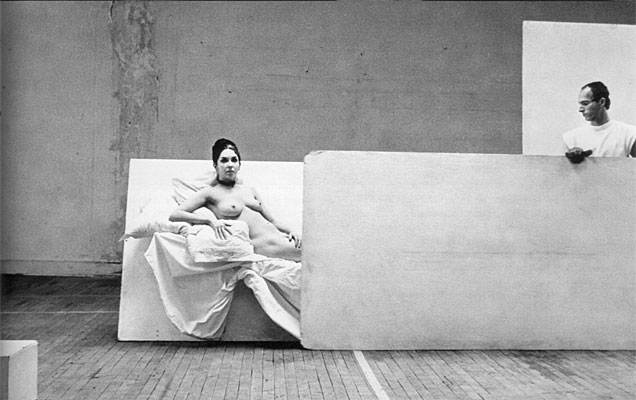 Перфоманс, автор Роберт Моррис, 1964. Кароли Шниманн (Carolee Schneemann) - современная американская художница. Искусство США. Феминистское искусство, арт-феминизм