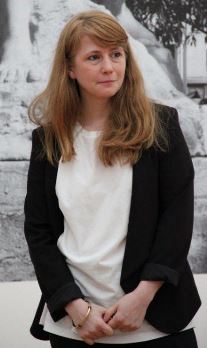Шарлотт Мос (Charlotte Moth, р. 1965) - современная британо-французская художница. Номинант на премию Марселя Дюшана 2017.