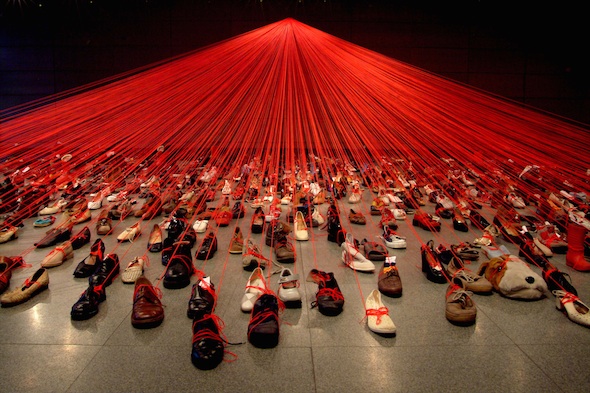 Тихару Сиота (Chiharu Shiota) - современная японская художница. Инсталляция. Нити. Contemporary Art
