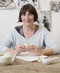 Кристин Борланд (Christine Borland, р. 1965) - шотландская художница, скульптор, автор инсталляций. Представительница группы Молодые британские художники. В 1997 году была номинирована на премию Тернера. Фото