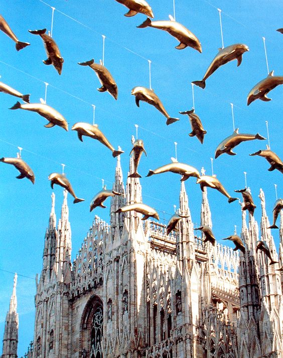 Cracking Art. Современное искусство. Инсталляция. 1000 дельфинов в Милане, 1996