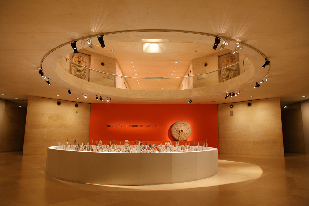 Boneyard (рус. Кладбище) в Лувре, 2015-16. Джеффри Фармер (Geoffrey Farmer) - современный художник