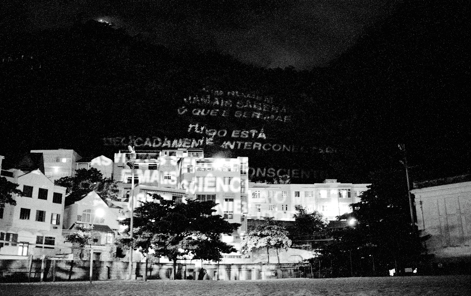 Дженни Холзер (Jenny Holzer). Современное искусство. Уличные инсталляции. Рио-де-Жанейро, 1999