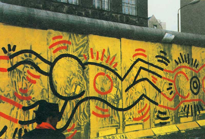 Берлинская стена (граффити), 1986. Кит Харинг (Keith Haring) - американский художник. Искусство США 80-х