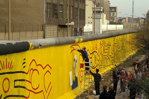 Берлинская стена (граффити), 1986. Кит Харинг (Keith Haring) - американский художник. Искусство США 80-х