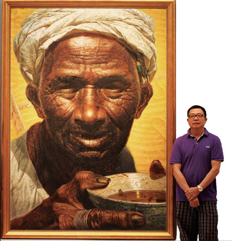Ло Чжунли на фоне своей картины Отец. Ло Чжунли (Luo Zhongli) - современный китайский художник. Современная живопись Китая. Китайский реализм