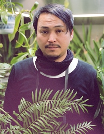 Макото Азума (Makoto Azuma, р. 1965) - современный японский художник-флорист, который получил известность благодаря инсталляциям из растений