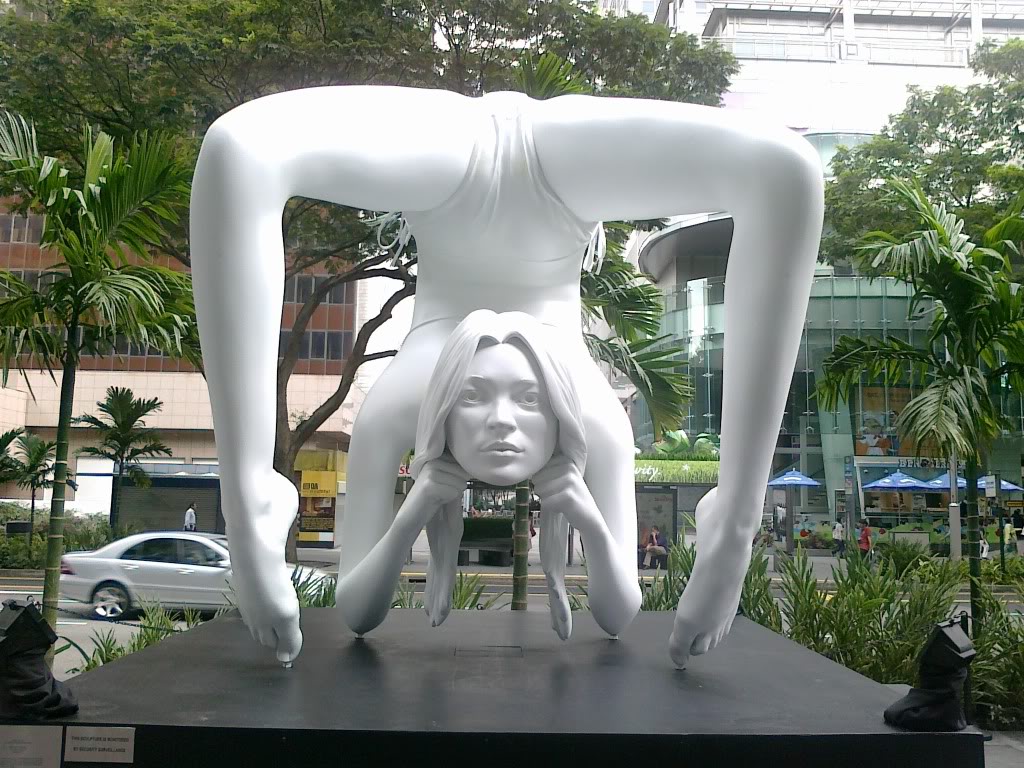 Современное искусство. Марк Куинн. Скульптура Кейт Мосс в Сингапуре
