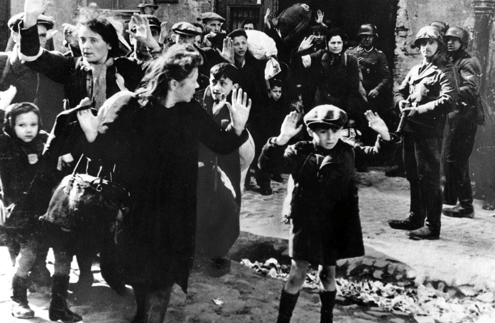 Франц Конрад (Franz Konrad). Фотография варшавского гетто. Женщина и ребенок с поднятыми руками. Холокост в искусстве