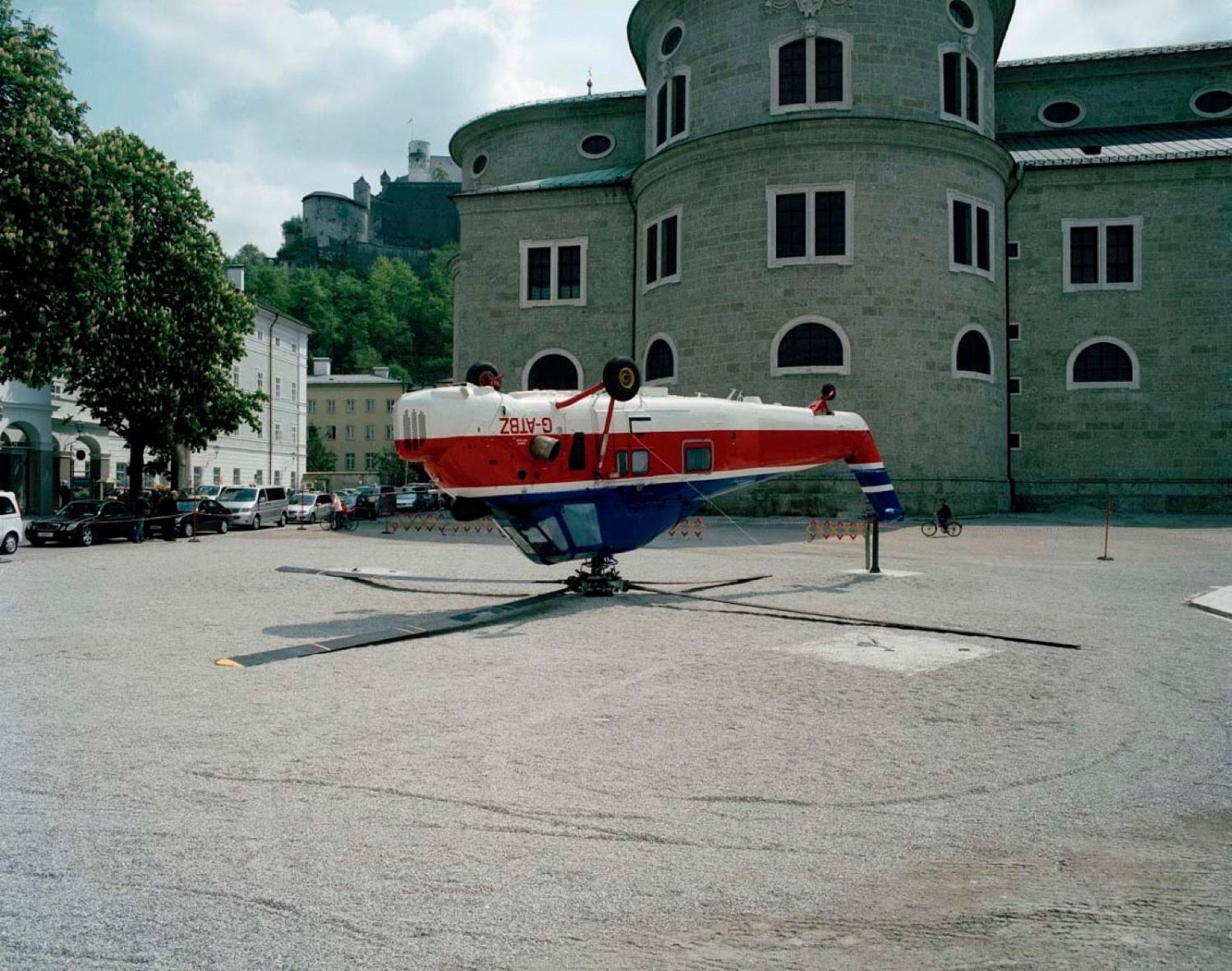 Перевернутый вертолет на площади, 2006. Паола Пиви (Paola Pivi) - современная художница. Современное искусство