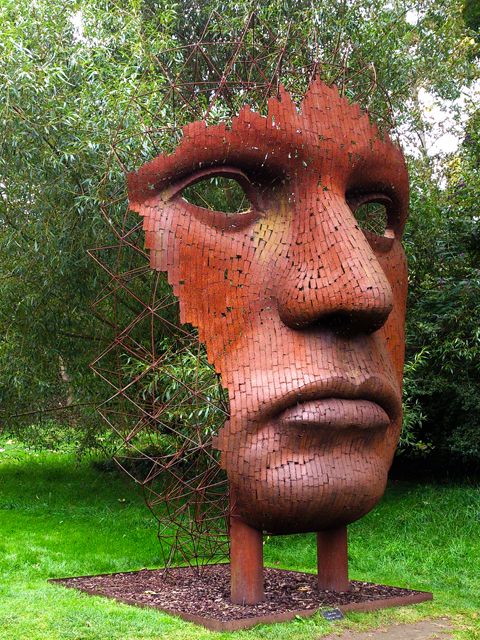Vertical Face, 2002. Рик Кирби (Rick Kirby) - современный английский скульптор. Современная скульптура