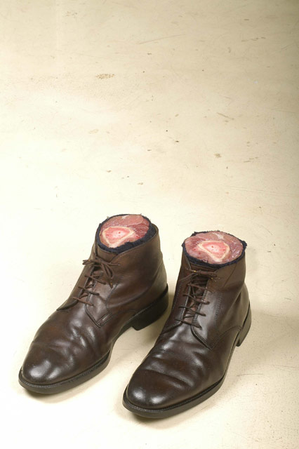 Ботинки (ботинки с отрезанными ногами), 2006-07. Роберт Глигоров (Robert Gligorov) - современный македонский фотограф. Современное искусство, арт-фото
