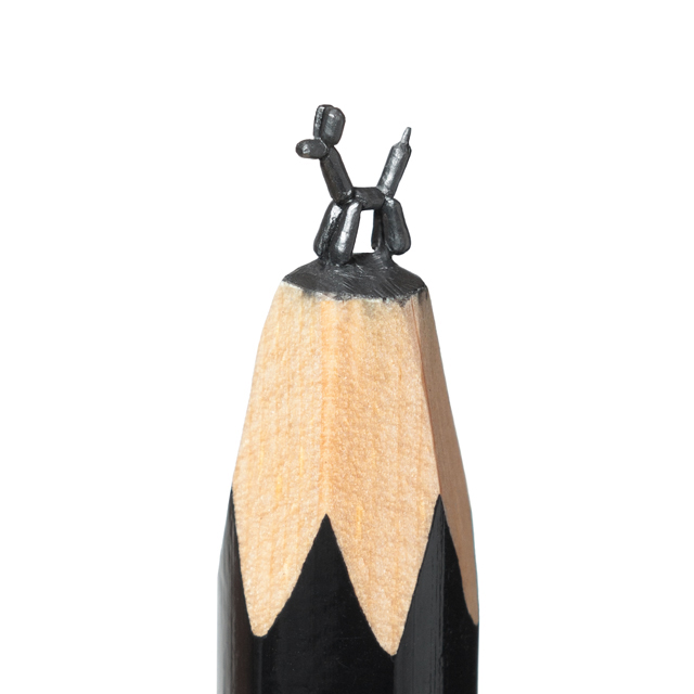 Миниатюрная скульптура Balloon dog Jeff Koons. Скульптура на кончике карандаша. Салават Фидаи (Salavat Fidai) - современный российский скульптор-миниатюрист. Современное искусство России