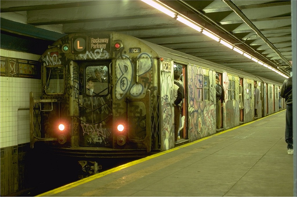 Нью-Йорк, граффити в метро. Стрит-арт фото