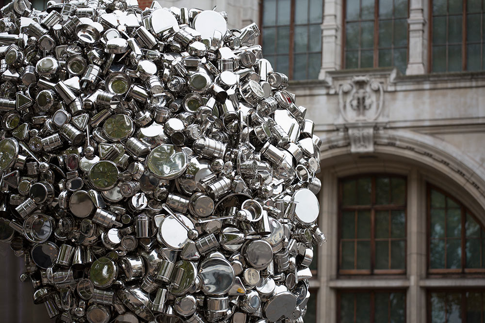 When Soak Becomes Spill, 2015 (детально). Субодх Гупта (Subodh Gupta) - индийский художник, скульптор. Современное искусство Индии