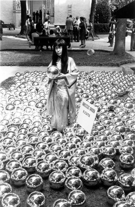 Современное искусство. Яёи Кусама. Сад Нарцисса. Венецианская биеннале 1966