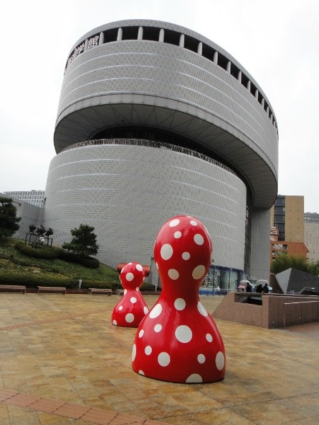 Современное искусство. Яёи Кусама. Осака, Музей Науки и Техники и Арт площадка перед ним
